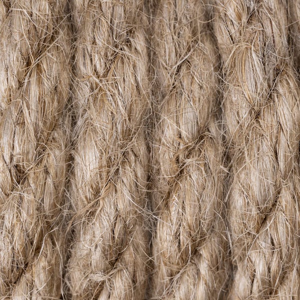 Nahaufnahme eines Seils aus Naturfaser mit geflochtener Textur.