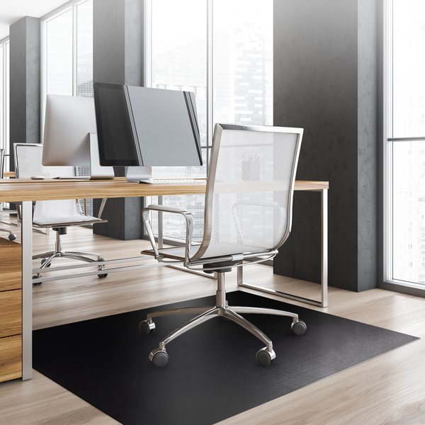 Bodenschutzmatte für Bürostühle auf hellem Holzfußboden in einem modernen Büro mit Schreibtisch und Computer.