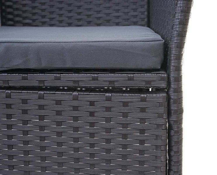 Detailansicht eines Gartenstuhls aus Polyrattan-Geflecht mit passendem Sitzkissen.
