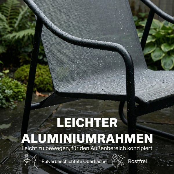 Detailaufnahme eines Gartenstuhls mit leichtem, pulverbeschichtetem Aluminiumrahmen, rostfrei, mit Textilbespannung und Wassertropfen.
