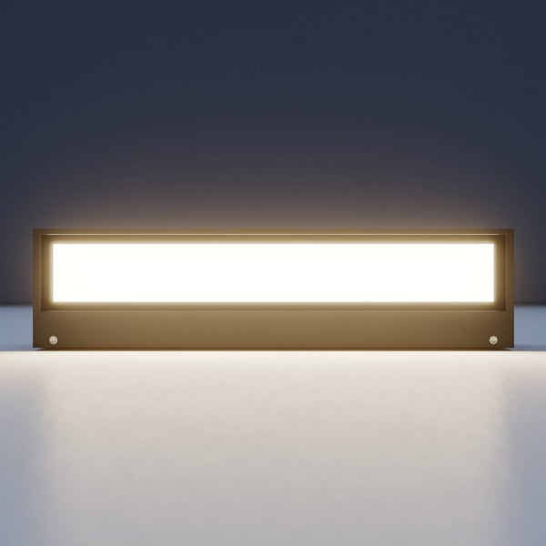 Rechteckige LED-Außenleuchte mit warmweißem Lichtschein, modernes Design, Metallrahmen.