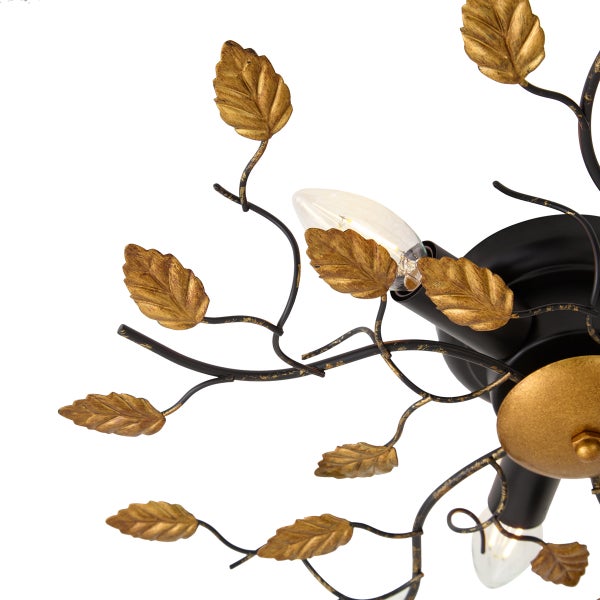 Dekorative Lampe in Ast-Optik mit goldfarbenen Metallblättern und kerzenförmigen Leuchtmitteln.