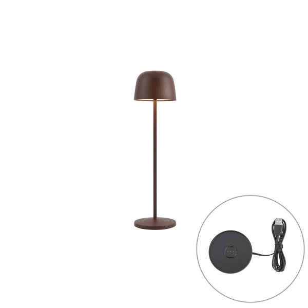 Wiederaufladbare Tischleuchte in Rostoptik mit rundem Schirm und Ladestation mit Anschlusskabel.