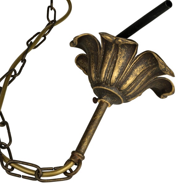 Detail einer Hängeleuchte mit Kette und blütenförmigem Element