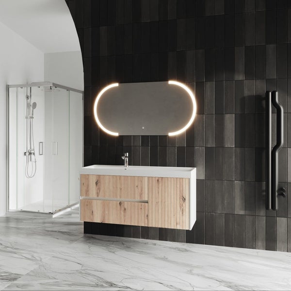 Modernes Badezimmer mit schwebendem Waschtischunterschrank aus Holzlamellen, LED-Spiegel, Duschkabine aus Glas und Wandfliesen.