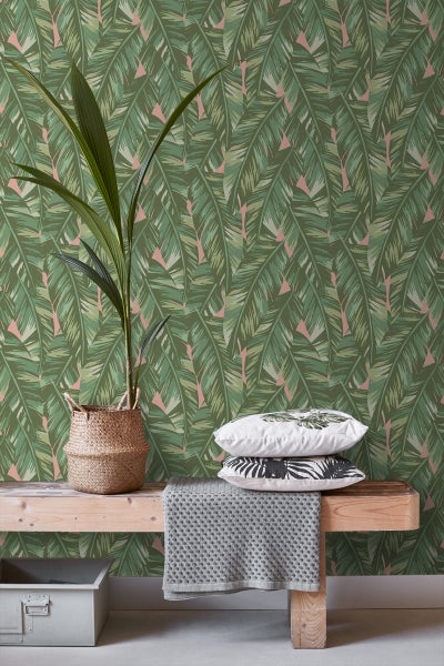 Dekoratives Interieur mit tropischer Tapete, Bank, Kissen und Zimmerpflanze