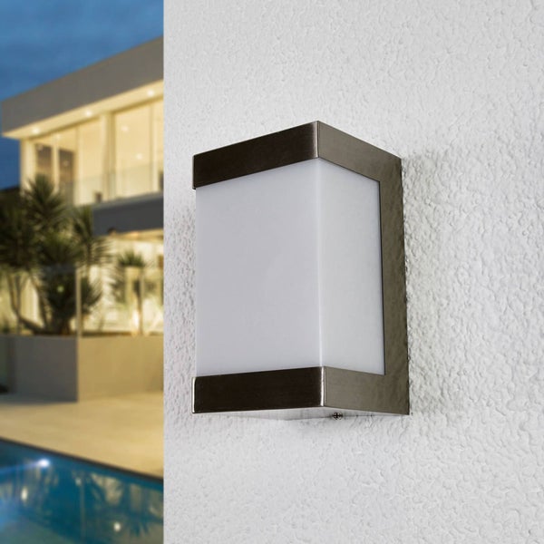Moderne rechteckige Außenwandleuchte aus Metall mit weißem Diffusor an einer strukturierten Fassade neben einem Pool.