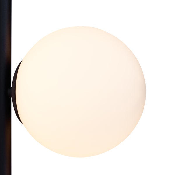 Kugelförmige Lampe an einem Mast