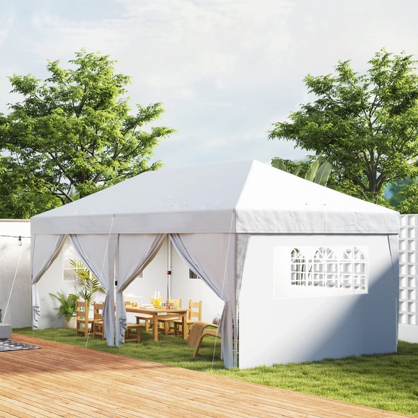 Weißer Gartenpavillon mit Seitenteilen und Fenstern auf einer Rasenfläche, innen eine hölzerne Sitzgruppe.