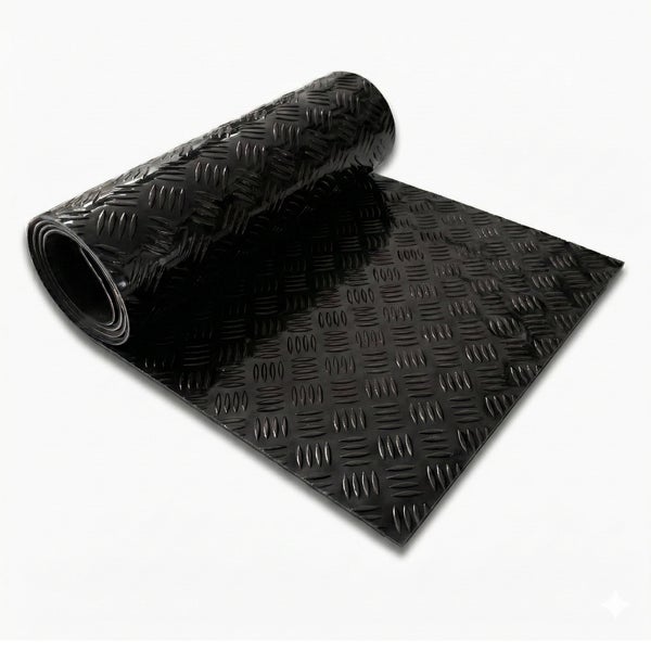 Schwarze Riffelblechmatte auf einer Rolle