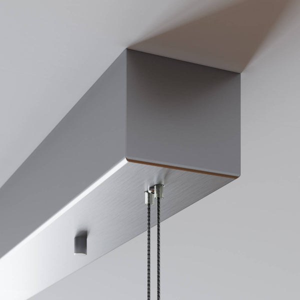 Eckiger Deckenbaldachin aus gebürstetem Metall für Pendelleuchten mit zwei schwarzen Aufhängungskabeln.