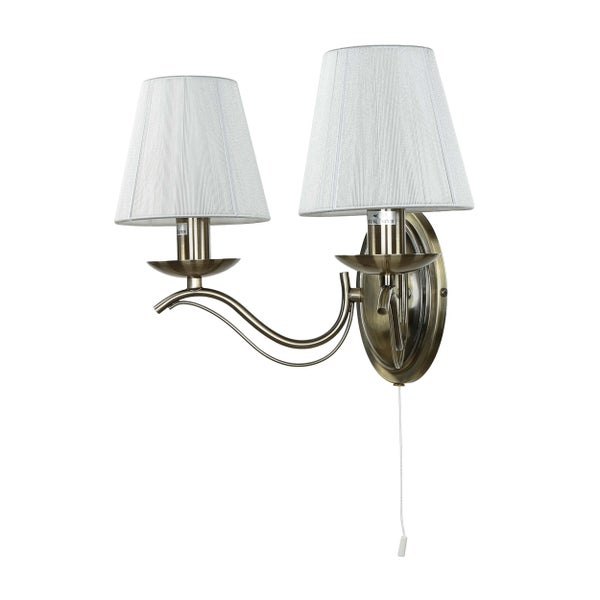 Wandleuchte mit zwei Lampen und Lampenschirmen