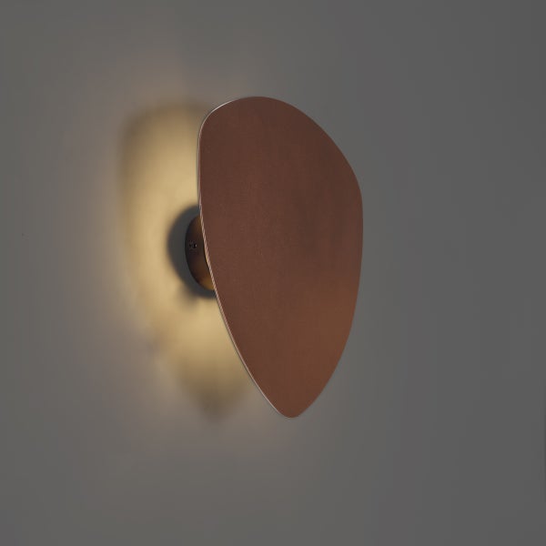 Wandleuchte mit unregelmäßig geformtem Schirm