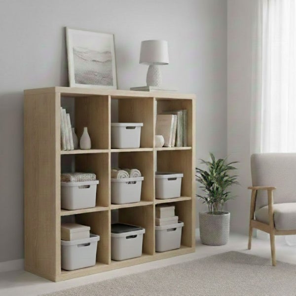 Regal mit neun Fächern, gefüllt mit Büchern und Aufbewahrungsboxen.