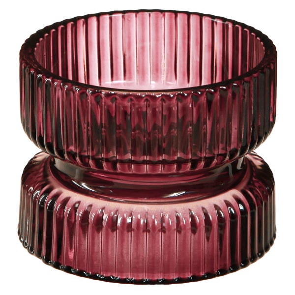 Nahaufnahme einer beerenfarbenen Glasschale mit geriffelter Textur.