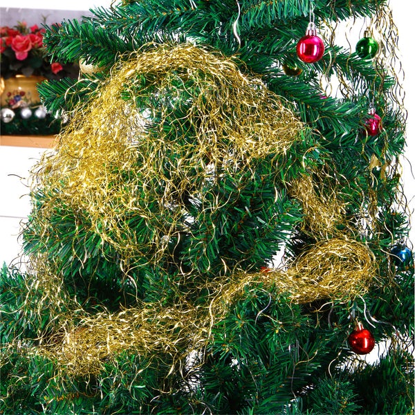 Detailaufnahme eines Weihnachtsbaums mit Lametta und Christbaumkugeln