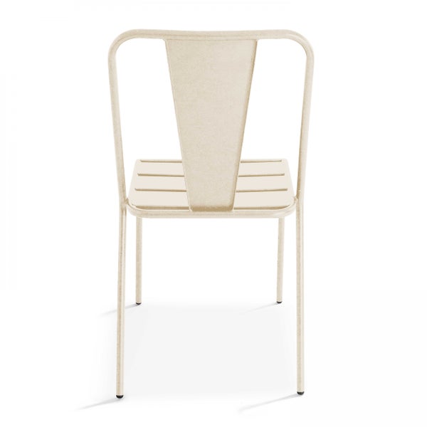 Beiger Metallstuhl in der Rückansicht mit einer Sitzfläche aus Metalllatten und einer stabilen Rückenlehne.