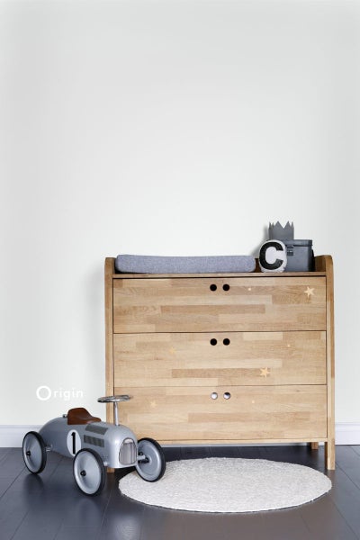 Holzkommode mit drei Schubladen, Wickelauflage und Spielzeugauto für Kinderzimmer