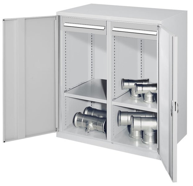Metallschrank mit zwei offenen Türen und Regalböden, auf denen Rohrverbindungsstücke liegen