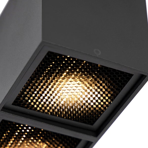 Detailaufnahme einer Deckenleuchte mit Wabengitter