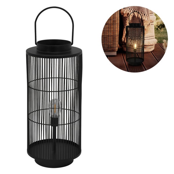 Dekorativer Garten mit Brunnen, Pflanzgefäßen und üppiger Bepflanzung