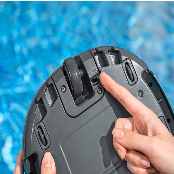 Detailansicht der Räder und der Einstellung eines Poolreinigungsroboters.