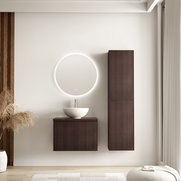 Wandhängender Hochschrank in dunkler Holzoptik mit vertikal geriffelter Front in einem hellen, modern eingerichteten Raum.