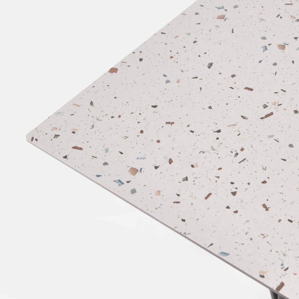 Platte mit Terrazzo-Muster und feinen, mehrfarbigen Einschlüssen.
