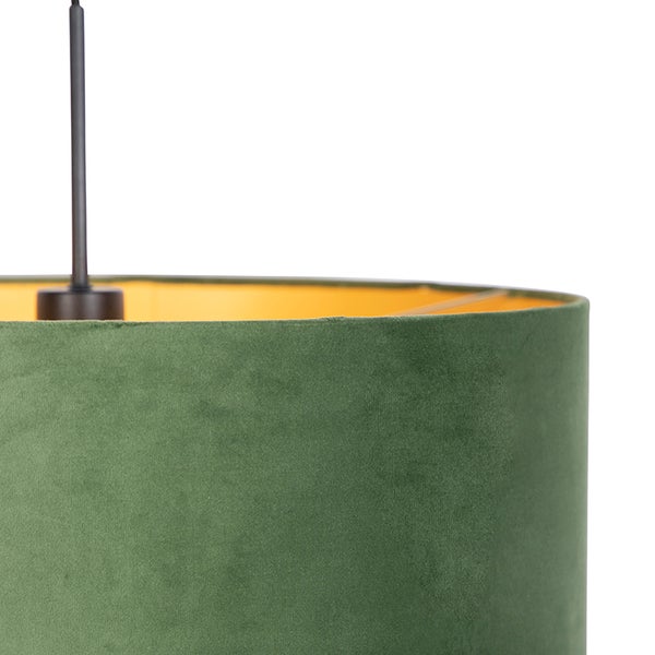Nahaufnahme eines runden Lampenschirms aus grünem Samt mit goldener Innenseite für eine Pendelleuchte.