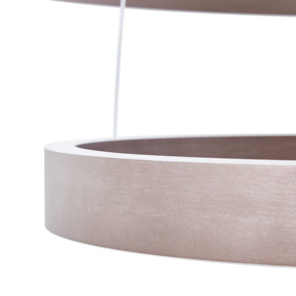 Nahaufnahme einer runden Pendelleuchte mit strukturierter Metalloberfläche und Aufhängungskabel.