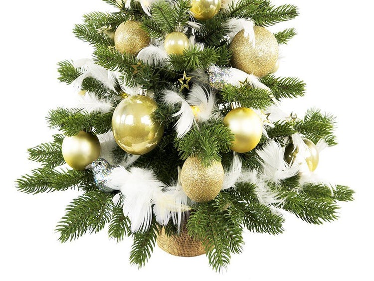 Geschmückter kleiner Weihnachtsbaum mit goldenen Kugeln, weißen Federn und Sternen im Jutesack.