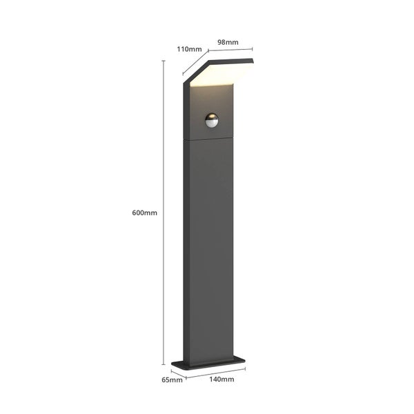 Moderne anthrazitfarbene Außenstandleuchte mit Bewegungsmelder. Höhe 600 Millimeter, Basis 140 mal 65 Millimeter, Kopf 110 Millimeter tief.