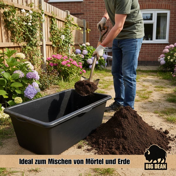 Person schüttet mit einer Schaufel Erde in einen rechteckigen schwarzen Mörtelkübel im Garten für Bauarbeiten oder Gartenarbeit.