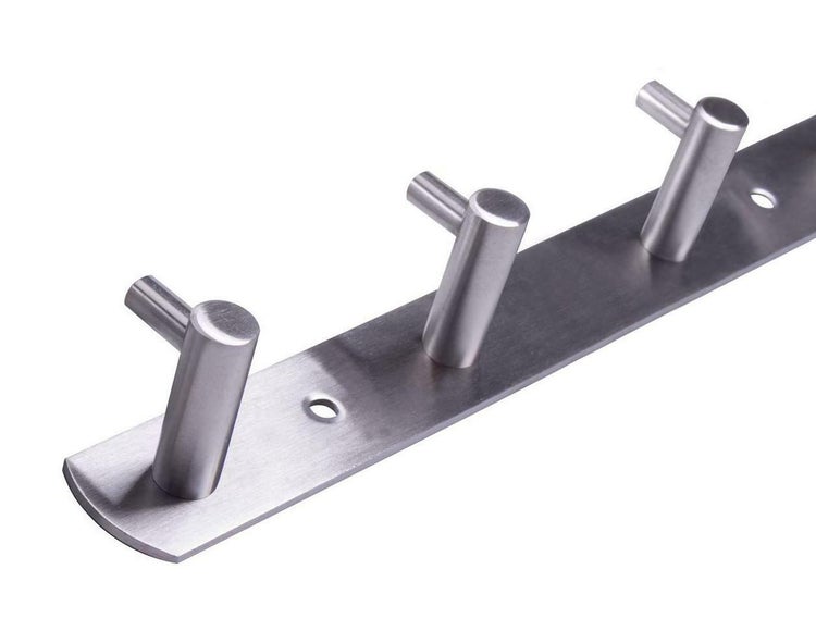 Garderobenleiste aus Edelstahl mit zylindrischen Haken und gebürsteter Oberfläche für die Wandmontage.