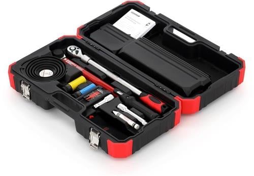 Offener Werkzeugkoffer mit Drehmomentschlüssel und Zubehör