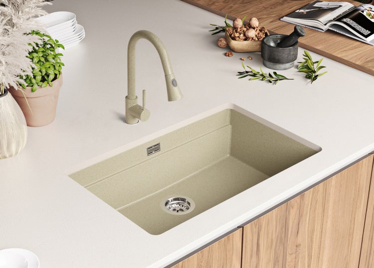 Küchenspüle mit Wasserhahn in modernem Küchendesign.