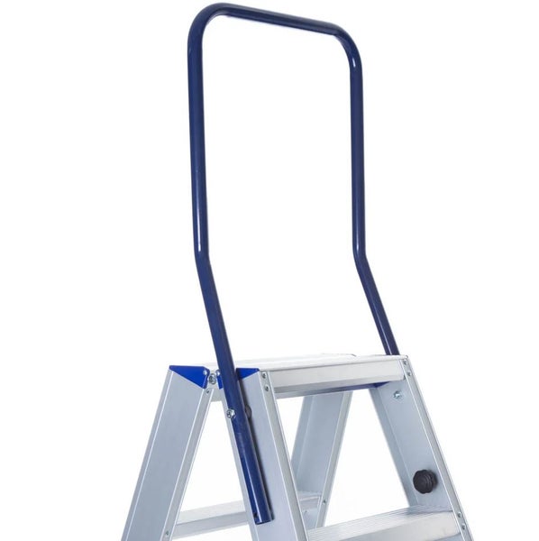 Detailansicht einer Aluminium-Trittleiter mit Haltebügel