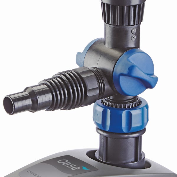 Oase Teichpumpen-Verteiler aus schwarzem und blauem Kunststoff mit Schlauchtülle und Regulierknöpfen.