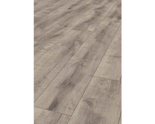 Heller Wohnraum mit Holzboden, Esstisch, Stühlen und Fernseher