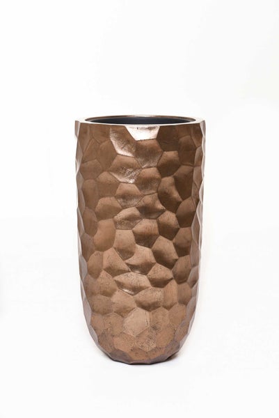 Hoher Pflanzkübel mit strukturierter Oberfläche in Bronze-Optik.