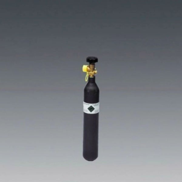 Schwarze Gasflasche aus Stahl mit Messingventil, Drehknopf und Sicherheitsetikett.