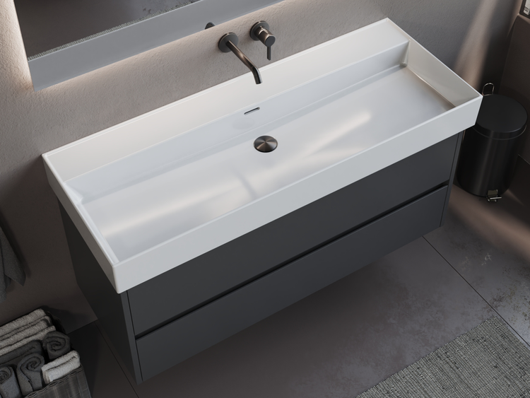 Waschtisch mit Unterschrank und Wandarmatur im Badezimmer