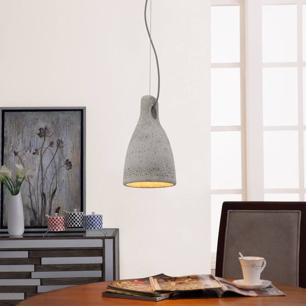 Pendelleuchte aus Beton in konischer Form, hängend über einem Holztisch in einem hellen Wohnzimmer mit Sideboard und Bild.