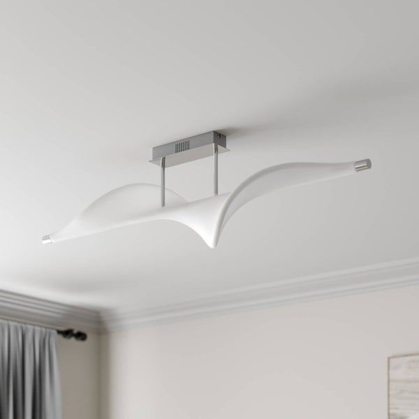 Moderne LED-Deckenleuchte mit wellenförmigem Diffusor und rechteckiger Metallbasis, montiert an einer Zimmerdecke in einem hellen Raum.