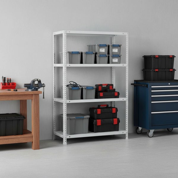Weißes Metall-Steckregal in einer Werkstatt mit Lagerboxen und Werkzeugkoffern, neben einer Holz-Werkbank und einem blauen Werkstattwagen.