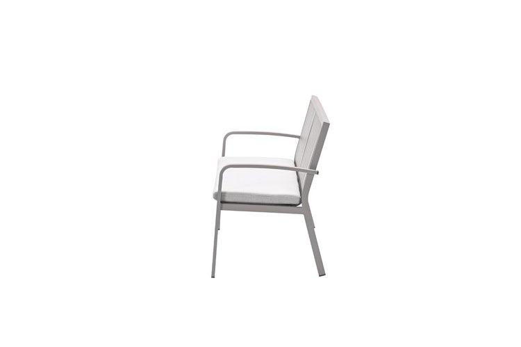 Seitenansicht eines Gartenstuhls aus Metall mit Armlehnen und einem Sitzkissen.