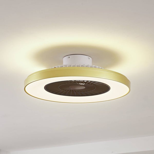 Deckenventilator mit integrierter LED-Beleuchtung in Ringform und goldfarbenem Gehäuse an der Decke montiert.