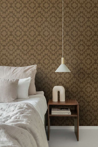 Vlies Tapete mit geometrischem Muster in einem Schlafzimmer mit Bett Nachttisch und Pendelleuchte