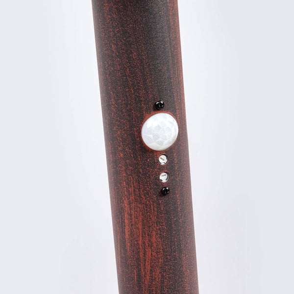 Detail einer Außenleuchte in Rostoptik mit integriertem Bewegungsmelder.