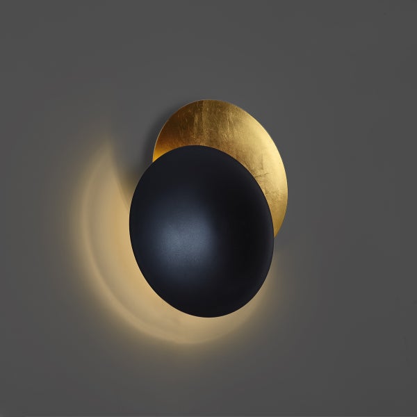 Wandleuchte mit runder Form und Goldakzent
